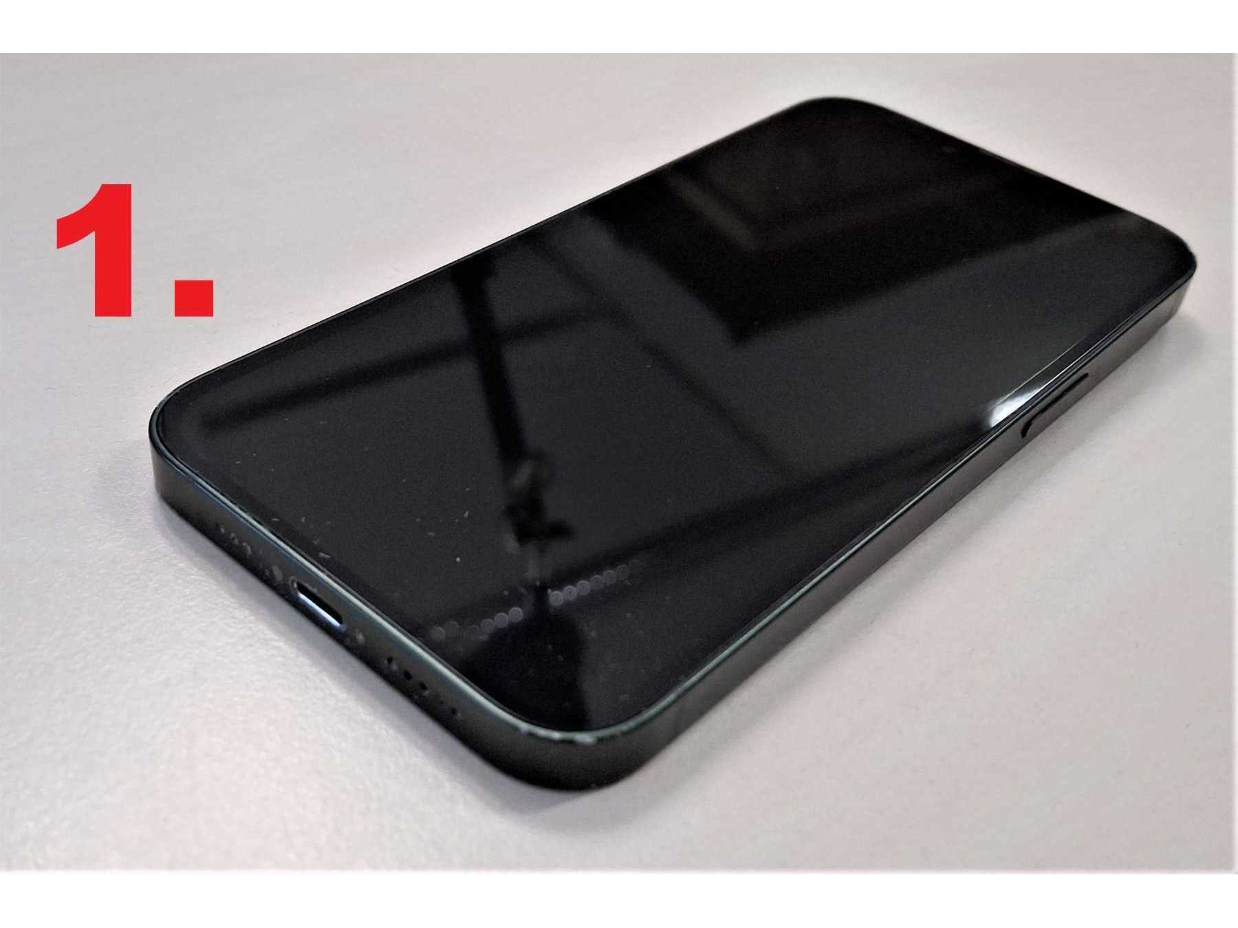 1. iPhone 13, Display