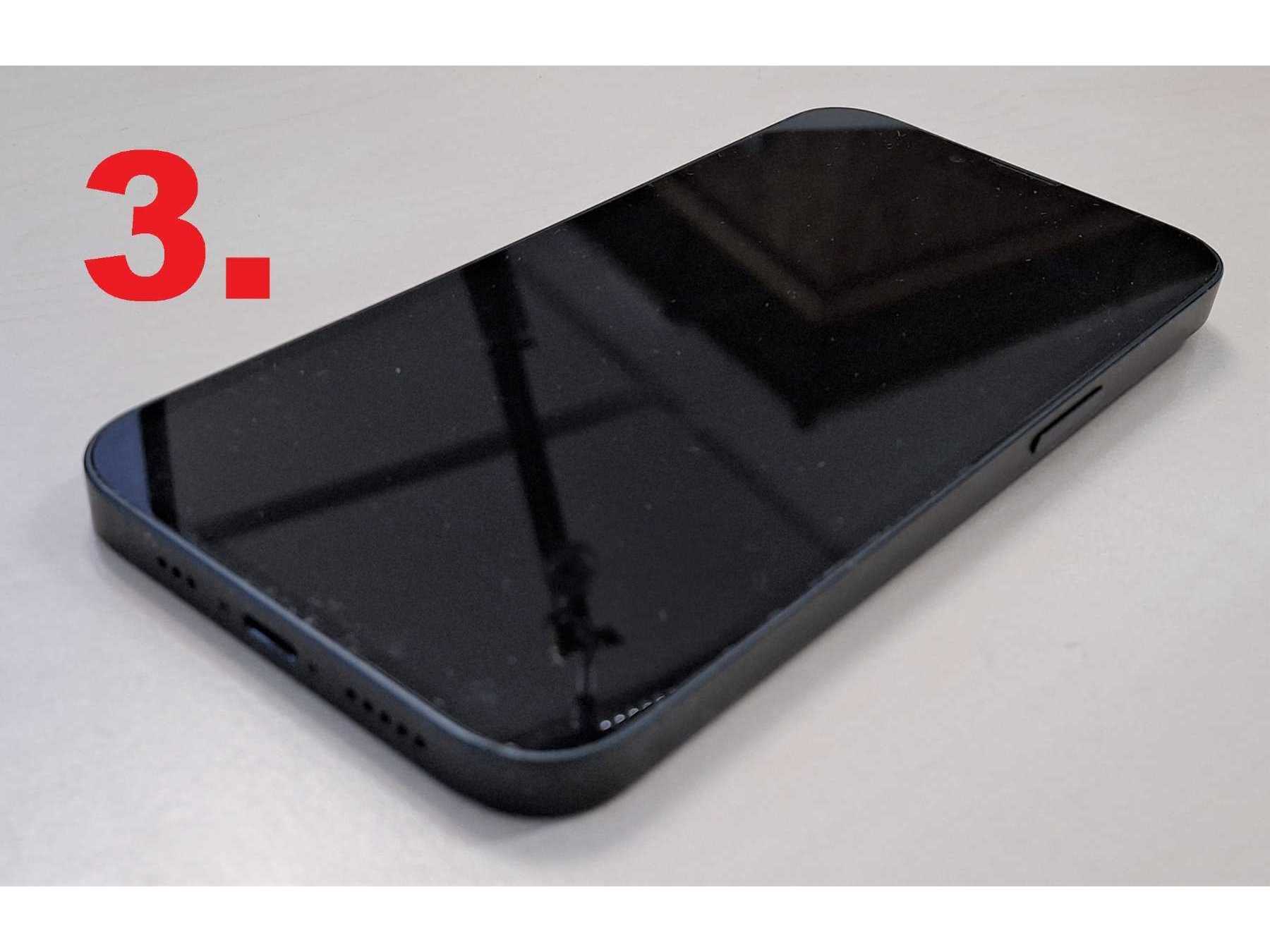 3. iPhone 13, Display