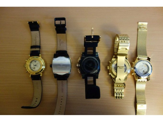 Rückseiten von den Armbanduhren