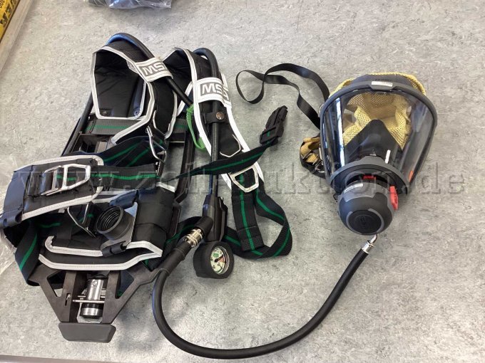 Atemschutzgeräet mit Maske und LA