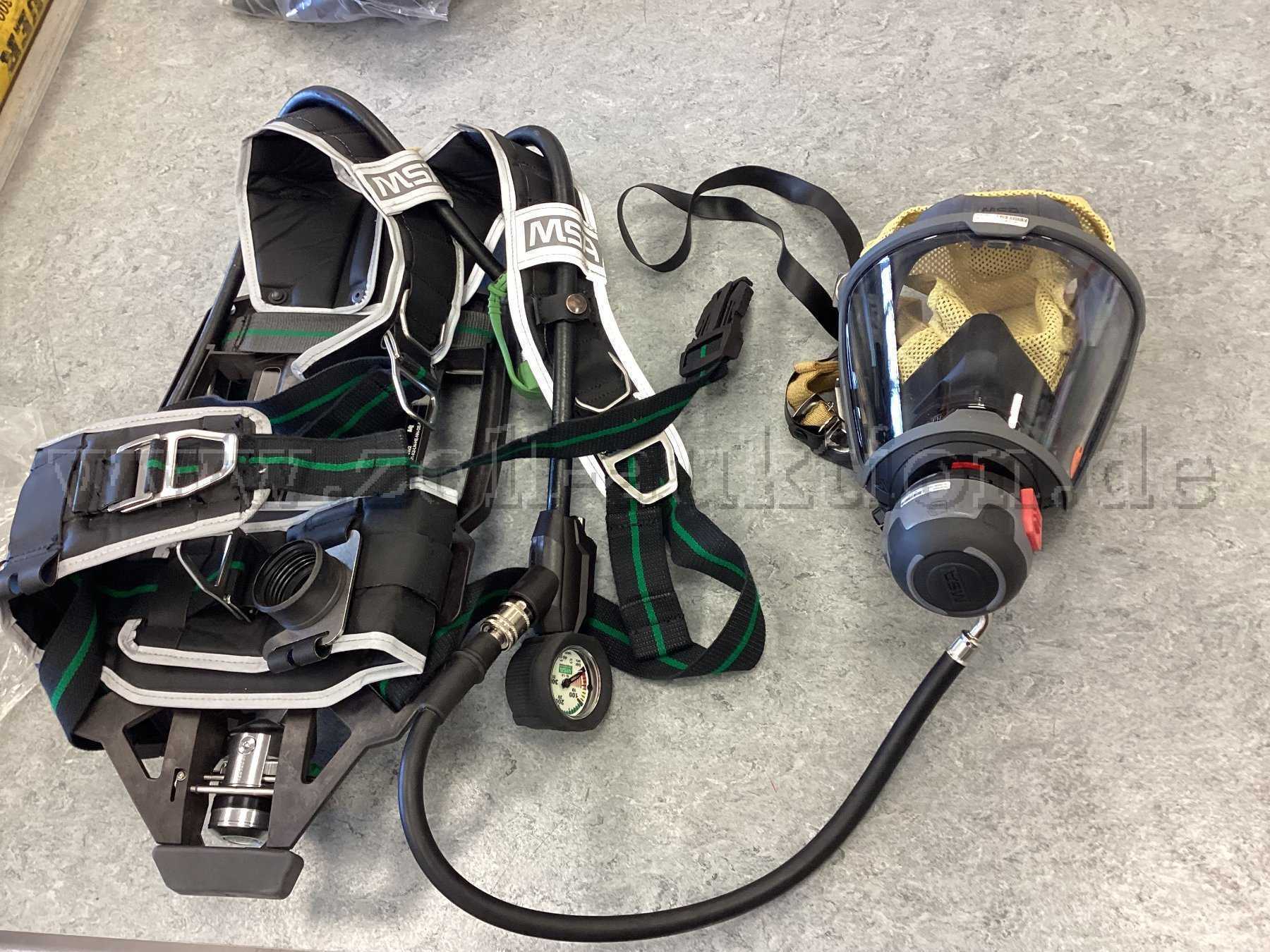 Atemschutzgeräet mit Maske und LA