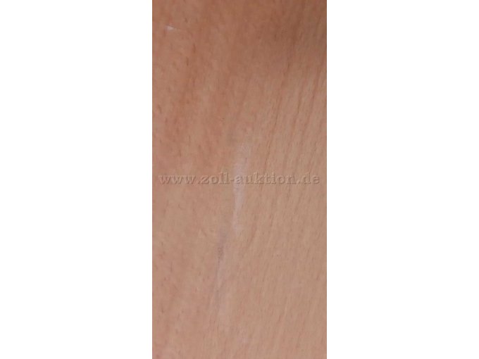 Detailansicht 1x Verschmutzung auf Tischplatte