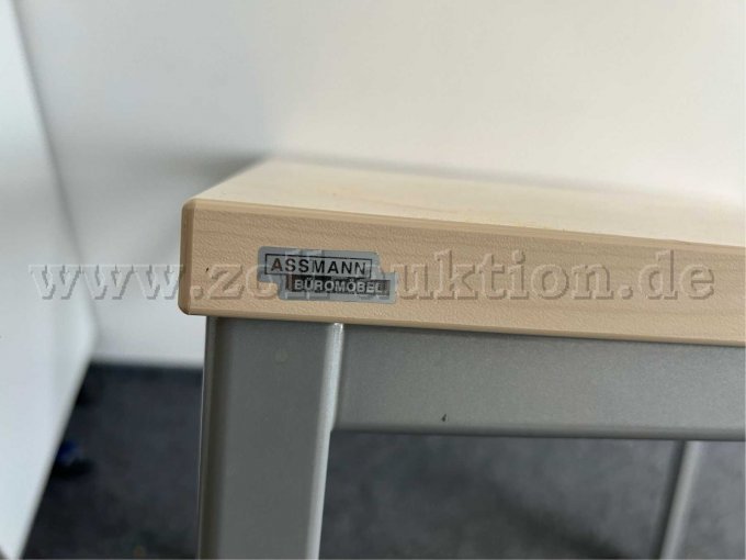 Beispielbild Besuchertisch mit Herstelleraufkleber (auf Tischplatte)