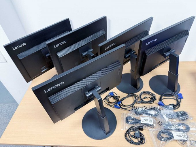5x Computermonitor – Lenovo T2254A – 22 Zoll (55,88 cm)
Rückansicht mit Kabel