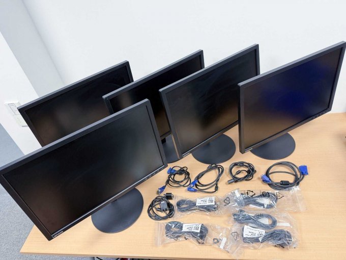 5 xComputermonitor – Lenovo T2254A – 22 Zoll (55,88 cm)
Vorderansicht mit Kabel