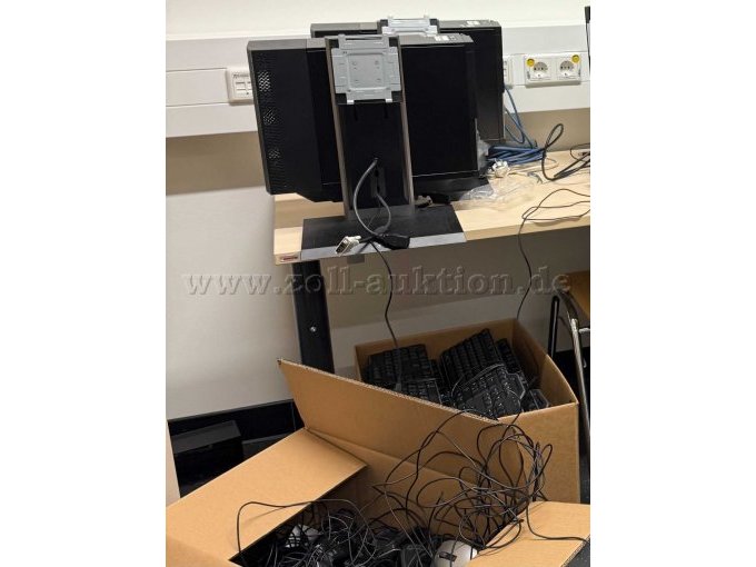 Rechner von hinten mit Tastaturen und Mäusen, die auch mit rausgegeben werden