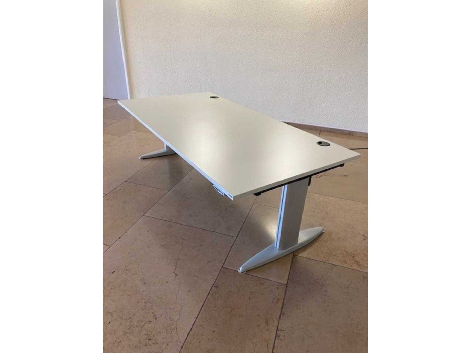 Schreibtisch von vorne