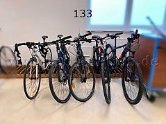 Übersicht Konvolut (von links nach rechts): Rennrad von Hiland, Fitness-Bike von Bicycles, Touren-Rad von Maxcycles, Crossbike von Bulls, Mountainbike von Cube