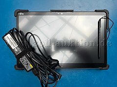 Beispielbild: Tabletdisplay mit Bumper-Case und Netzteil