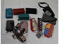 5 Geldbörsen, 4 Schlampermäppchen, 1 Bauch und 1 Handytasche
