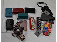 5 Geldbörsen, 4 Schlampermäppchen, 1 Bauch und 1 Handytasche