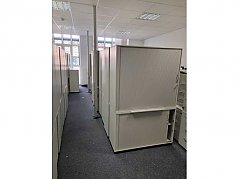 Graues, zweiteiliges Sideboard, in dem Unter-und Oberteil aufeinander gestellt wurden. Die Schränke sind jeweils mit 3 und zwei Ablageböden zur Aufbewahrung von Akten, Büromaterial und einer abschließ
