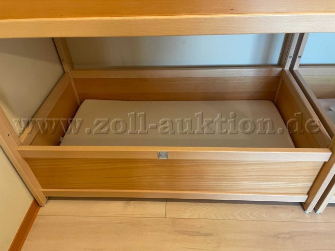 Sicht auf die untere Etage mit Matratze