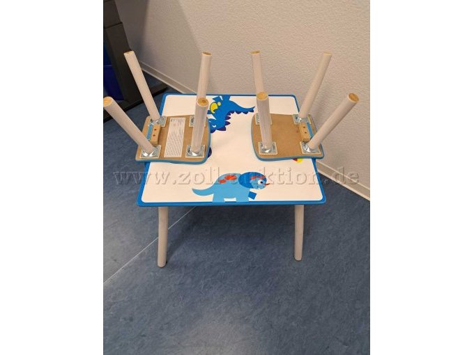 Möbelset für Kinder der Firma Worlds Apart - Ansicht mit Tisch und draufgestellten Stühlen