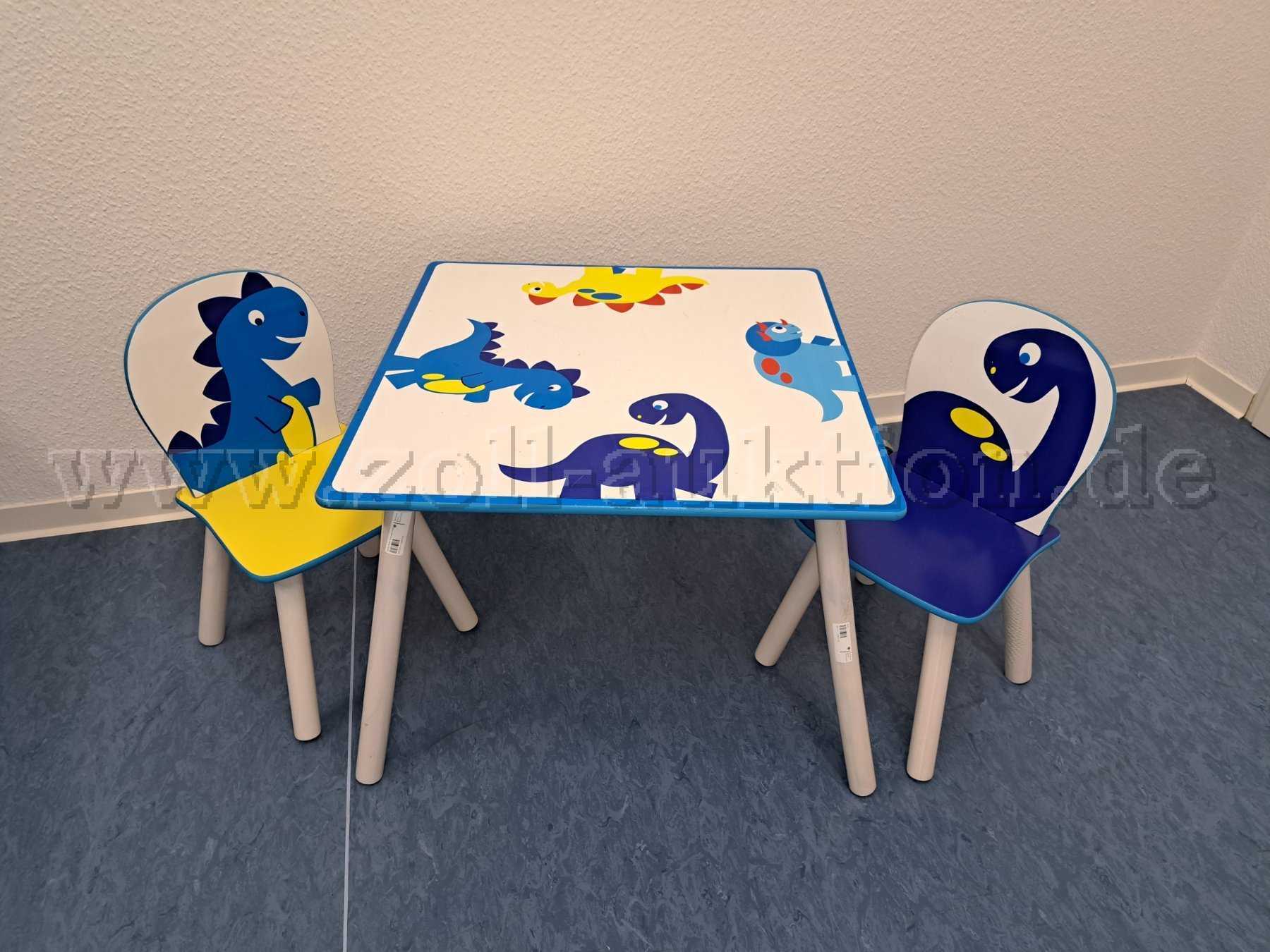 Möbelset für Kinder der Firma Worlds Apart - Ansicht mit Tisch und zwei Stühlen