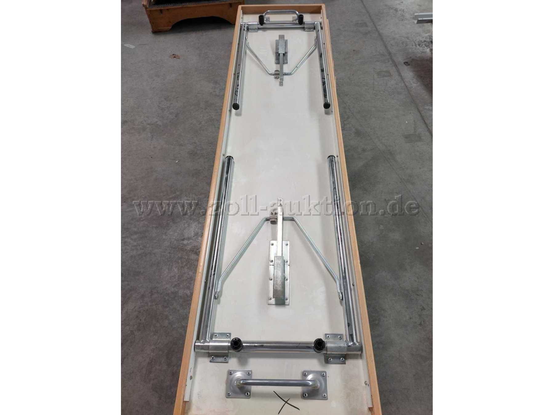 Metallgestell mit eingeklappten Füßen