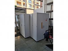 Grau-weißer Schrank in stabiler Ausführung, geeignet als Büro oder -Kleiderschrank. Linke Schrankhälfte mit vier Ablageböden zur Aufbewahrung von Akten oder Büromaterial, in der rechten Schrankhälfte