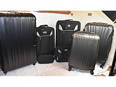 5 Koffer und 2 Taschen in unterschiedlichen Ausführungen und Größen