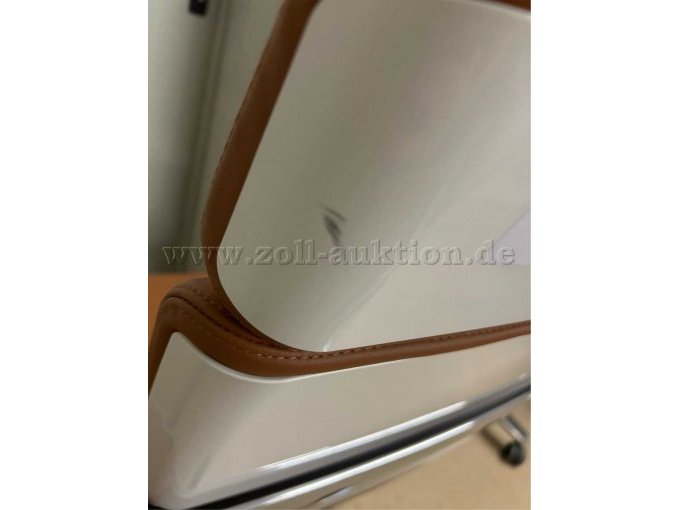 schwarze Flecken an der weißen Kunststoffschale an der Rückenlehne