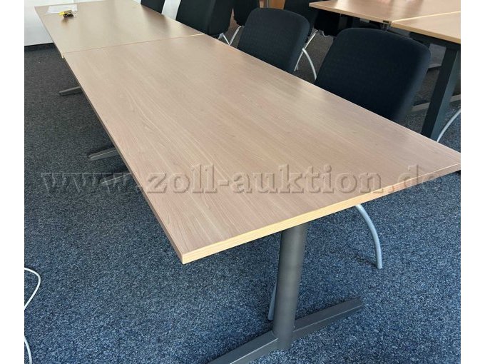 Ansicht andere Seite eines Konferenztisches