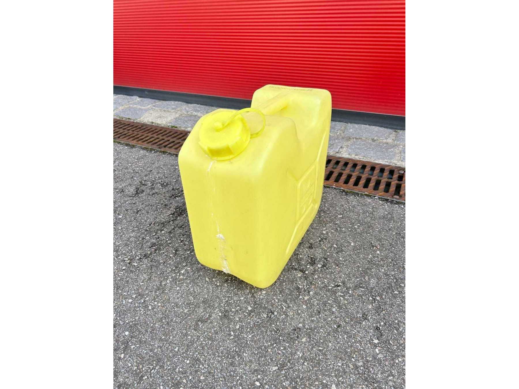 gelber Kunststoffkanister