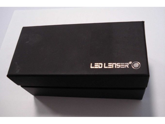 Die Aufbewahrungsbox für die Taschenlampe, Tragetasche und Bedienungsanleitung.