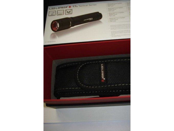 Tragetasche und Bedienungsanleitung in der Box.