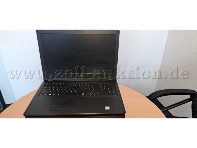 Fujitsu Lifebook E558 aufgeklappt