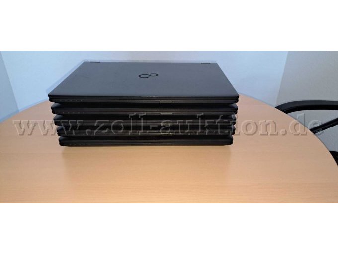 Fujitsu Lifebook E558 vorne