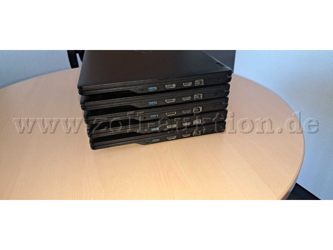 Fujitsu Lifebook E558 rechts