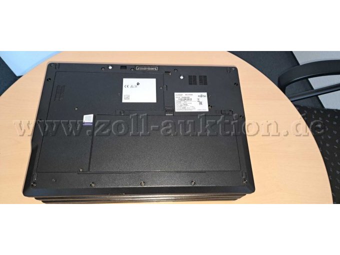 Fujitsu Lifebook E558 unten