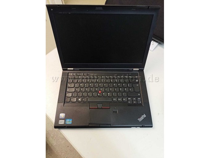 Ein aufgeklapptes T430 Notebook.