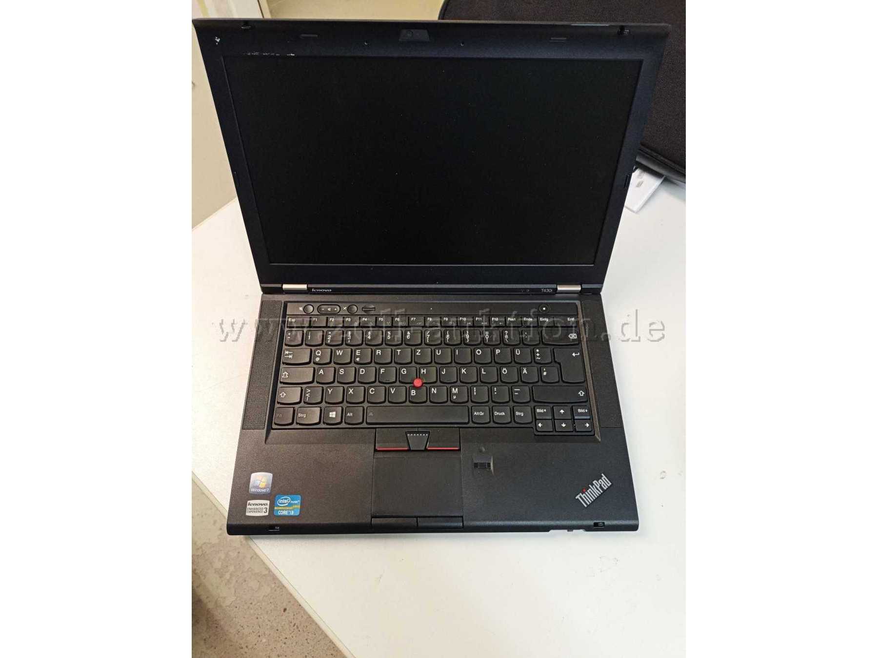 Ein aufgeklapptes T430 Notebook.