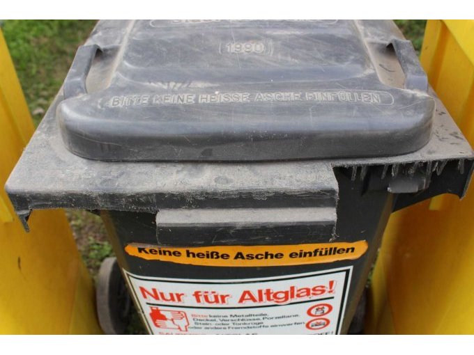 Beschädigung Tonne schwarz