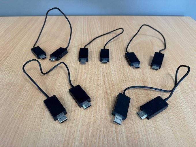 5x Microsoft Wireless Display Adapter – MIRACAST – Modell 1733
Vorderseite