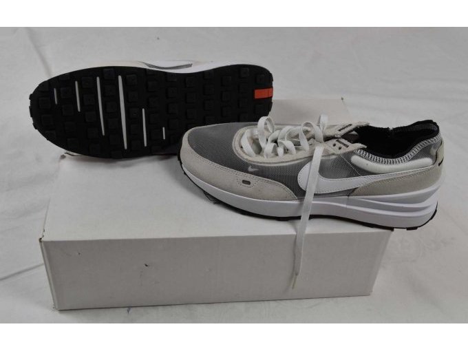 1 Paar weiße Sportschuhe „Nike“ Gr. 43