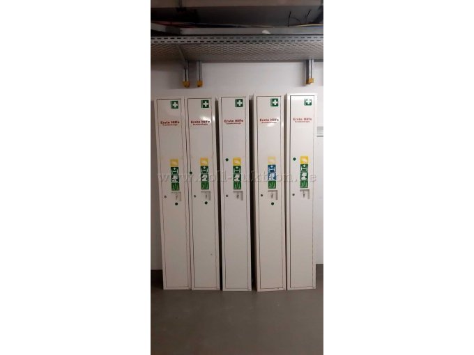 Gesamtansicht mit geschlossenen Türen und Aufschrift und Piktogrammen