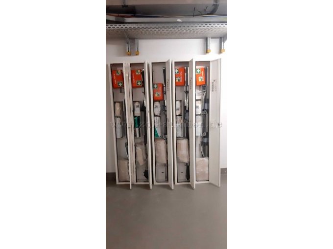 Gesamtansicht mit geöffneten Türen und Inhalt Gesamtansicht mit geöffneten Türen und Inhalt