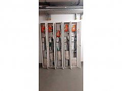 Gesamtansicht mit geöffneten Türen und Inhalt