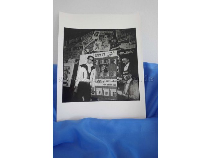 SW-Foto, Herr vor Plakaten