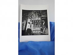 SW-Foto, Herr vor Plakaten