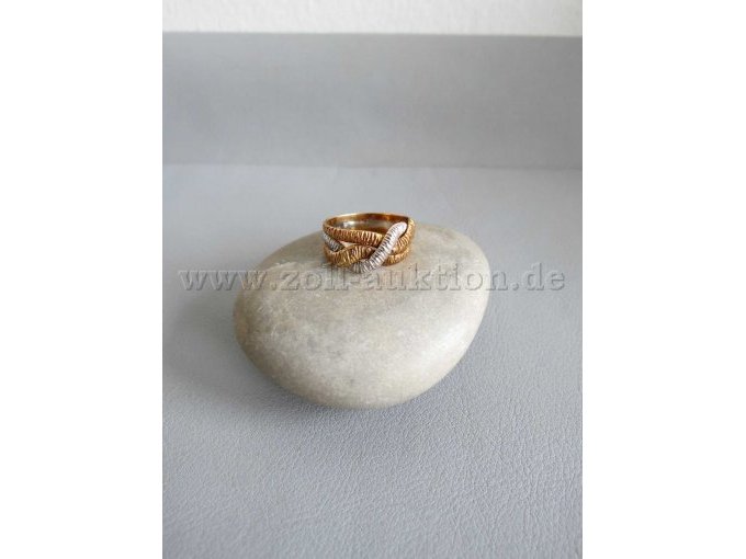Ring mit Rillenmuster