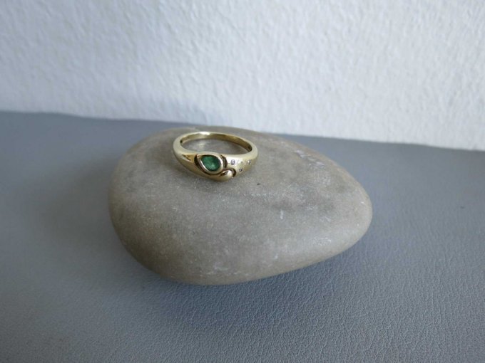 Ring mit grünem und hellen Steinen