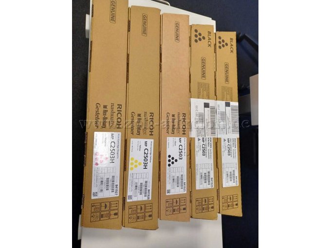3 X MP C2503 Toner schwarz;
1 X MP C2503H Toner gelb;
1 X MP C2503H Toner magenta.
Neuwertige Tonerkartuschen im Originalkarton.