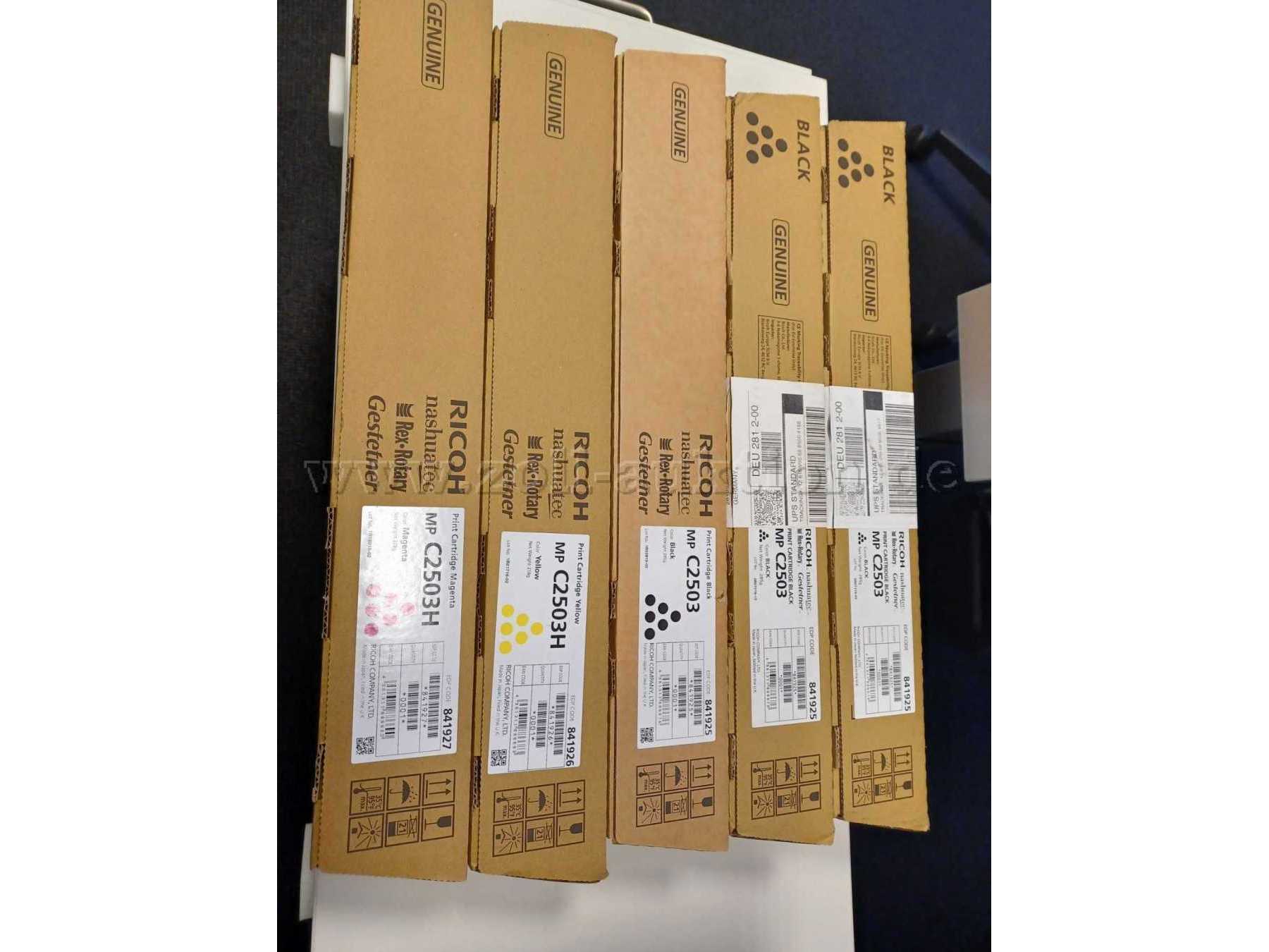 3 X MP C2503 Toner schwarz;
1 X MP C2503H Toner gelb;
1 X MP C2503H Toner magenta.
Neuwertige Tonerkartuschen im Originalkarton.