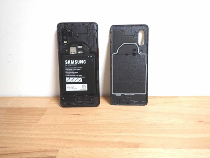 Abdeckung (Rückseite) abgenommen, mit Blick auf das Innenleben