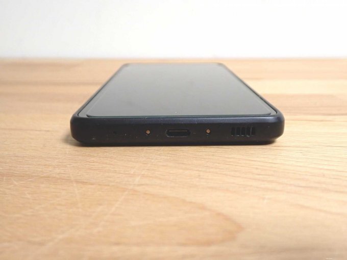 Handy seitlich unten