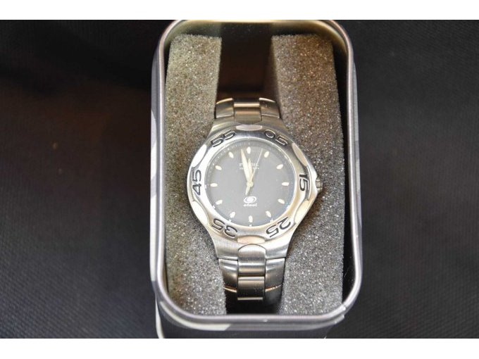 1 Uhr "Fossil" in Metalldose