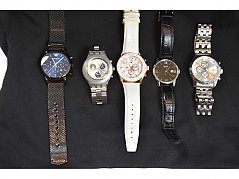 5 gebrauchte  Uhren der Hersteller „Boss“, „Armani“ u.w.