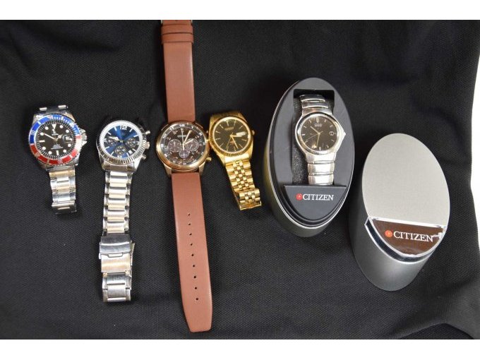 5 gebrauchte Uhren der Hersteller „Citizen“, „Colouring“ u.w.